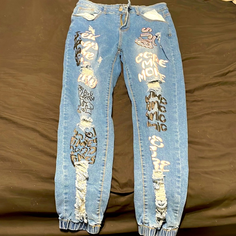 Medium waist graphic Jeans.